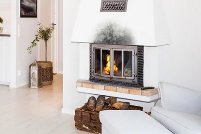 Kamin mit brennendem Feuer